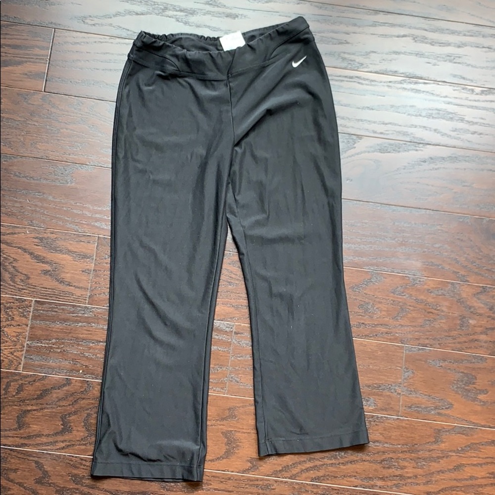 Nike cropped loose fitting workout pants.